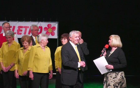 priznanje za 20 letno sodelovanje na prireditvah je predsednica Marta Hočevar izročila gostom iz Komende